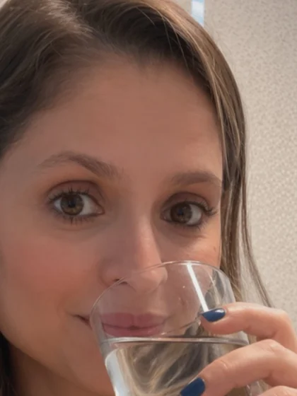 Débora tomando um copo de água entre os atendimentos